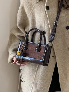 Dunkelbraune Vintage-Umhängetasche mit Wildleder-Patchwork, kombiniert mit beigem Mantel