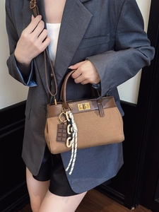 Sac seau marron texturé avec fermoir doré et accessoire breloque chocolat