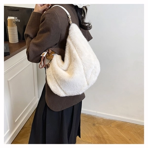 Sac hobo en peluche blanche avec bandoulière en cuir et charm ours, vue de côté arrière