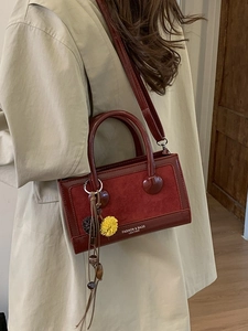 Dunkelrote Vintage Umhängetasche aus mattem Leder mit Quastenanhänger und Tragegriff