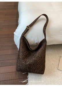 Detail of leopard print tote bag with adjustable shoulder strap and gold hardware