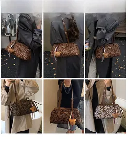 Détail du sac cabas imprimé léopard avec bandoulière réglable et breloque ours en peluche