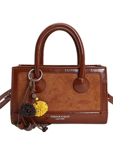 Retro braune Kontrast-Handtasche aus mattem Leder mit Deko-Anhänger und praktischem Griff