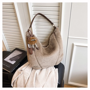 Détail du sac hobo en peluche kaki avec poignée cuir et breloque monstre léopard