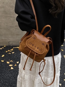 Sac à dos chat marron en suédine avec oreilles 3D porté dans un décor automnal