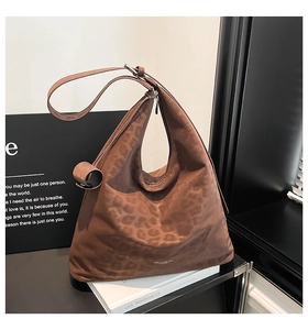 Close-up of vintage brown leopard print hobo bag with high-capacity shoulder strap