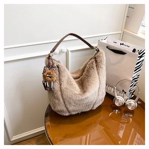 Détail du sac hobo en peluche marron clair avec fourrure douce et breloque chat mignonne