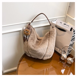 Vue détaillée du sac hobo en peluche marron avec bandoulière et breloque chat