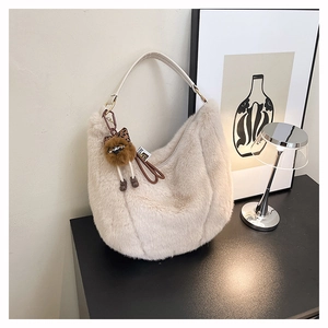 Détail du sac hobo en peluche avec pendentif ours sur fond artistique minimaliste