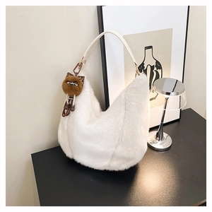Détail du sac hobo en peluche blanche avec charm chat marron et bandoulière