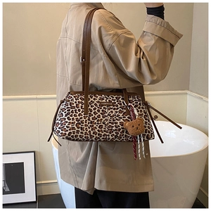 Sac fourre-tout à imprimé léopard avec bandoulière en cuir brun et petit ours en peluche