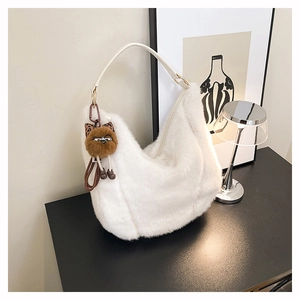 Détail du sac hobo en peluche blanche avec boucles dorées et breloque léopard