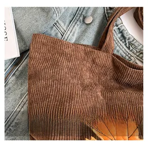 Détail du sac cabas en velours côtelé marron avec broderie de feuille d'érable