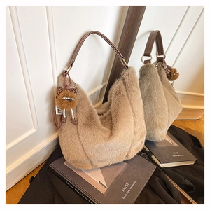 Détail du cabas en peluche marron avec anse en cuir et charm chat léopard mignon