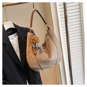 Détail du sac hobo en fausse fourrure kaki avec bandoulière cuir et charm léopard
