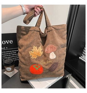 Détail du sac fourre-tout en velours marron avec broderie automne et texte Our fave