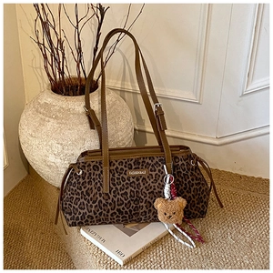 Détail du sac cabas léopard avec anses marron et charmant petit ours en peluche