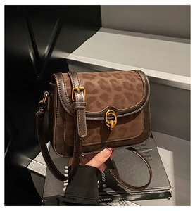 Dettagli della borsa a tracolla vintage marrone con stampa leopardata e chiusura dorata
