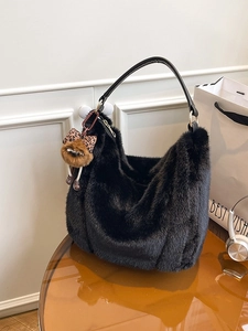 Sac Fourre-Tout en Peluche Grande Capacité pour Femmes Sac à Épaule en Fausse Fourrure Douce d'Hiver Avec Pendentif