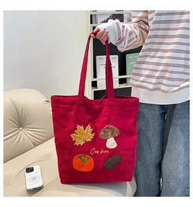 Détail du sac cabas en velours côtelé rouge avec broderie d'automne et texte Our Fave