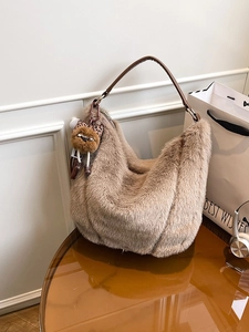Grand sac hobo en peluche marron clair avec anses en cuir et un pendentif chat léopard