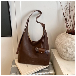 Gros plan d'un sac cabas en cuir grainé marron foncé avec logo et étui amovible