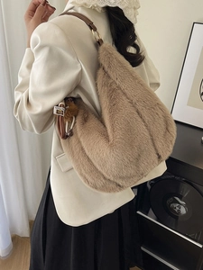 Grand sac hobo en peluche kaki avec bandoulière en cuir et charmant ours suspendu