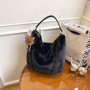 Sac à Épaule Hobo en Fausse Fourrure pour Femme Grand Fourre-Tout en Peluche Avec Pendentif Animal Lanière en Cuir PU