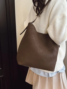 Retro deep brown large capacity shoulder bucket bag with adjustable strap for women