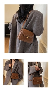 Dettaglio di una borsa a tracolla vintage marrone con texture animale e chiusura dorata
