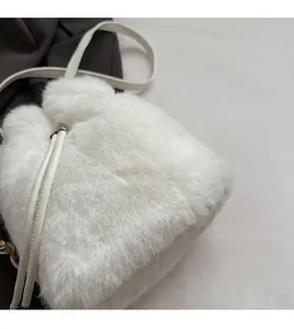 Detailansicht der weichen weißen Plüsch-Beuteltasche mit flauschiger Textur