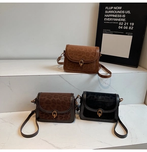 Dettagli di borse a tracolla vintage leopardate con chiusure in metallo su marmo