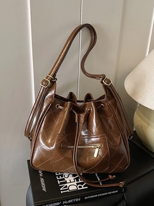 Retro brown quilted leather drawstring bucket bag with large rhombus pattern and strap