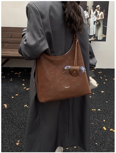 Vue détaillée du sac cabas marron à texture mate avec porte-lunettes en similicuir