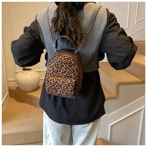 Vue détaillée du mini sac à dos matelassé à imprimé léopard avec bandoulière sur mannequin