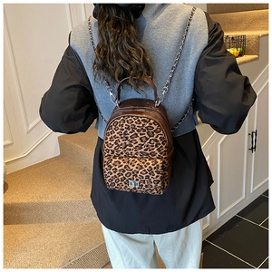 Vue arrière d'un mini sac à dos à imprimé léopard avec matelassage et bretelles en chaîne