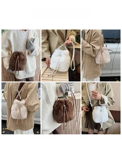 Detailansicht der Plüsch-Beuteltaschen in Braun und Beige an einem Modell