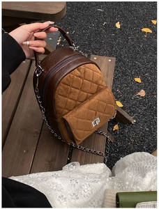 Détail du sac patchwork en cuir matelassé avec chaîne argentée et fermoir pivotant