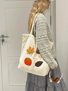 Grand sac cabas beige en velours côtelé avec broderie de feuilles et de champignons