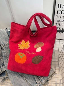 Sac fourre-tout en velours rouge avec broderie d'automne et texte Our Fave sur denim
