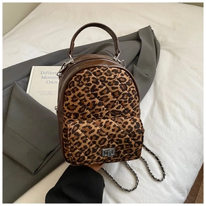 Détail d'un sac à dos imprimé léopard avec matelassage et bandoulière en chaîne