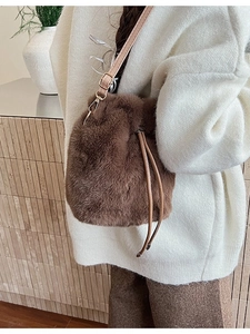 Braune Kunstpelz Beuteltasche mit Kordelzug getragen von Model im gemütlichen Winteroutfit