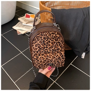 Détail du sac à dos matelassé à imprimé léopard avec chaîne argentée et fermoir en métal
