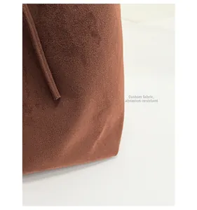 Détail du tissu en daim marron café montrant une texture durable et anti-rayures