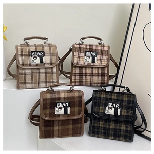 Détails de quatre sacs à main rétro à carreaux avec écussons d'ours et poignées