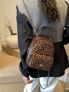 Sac à dos chic à motif léopard matelassé avec cuir marron et bandoulière en chaîne