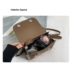 Vue de dessus de l'intérieur du sac à dos en cuir marron avec rangement pour téléphone