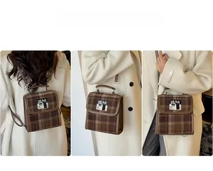 Détail du sac cabas à carreaux montrant les options de porté épaule et sac à dos