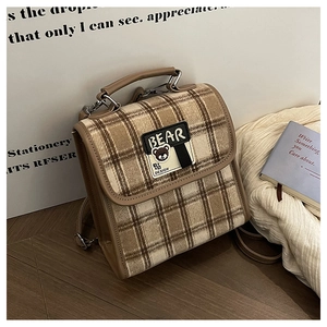 Détail du motif à carreaux vintage et broderie d'ours sur le sac à dos élégant