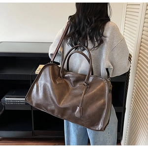 Vue détaillée du grand sac cabas marron rétro avec texture en cuir et bandoulière réglable